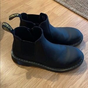 DOC MARTENS Chelsea boot barely worn!!